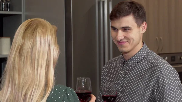 Hombre guapo tintineando gafas con su novia celebrando la compra de una nueva casa —  Fotos de Stock