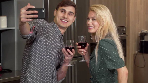 Молодий щасливе подружжя приймає selfies із смарт-телефону, святкування Дня Валентина — стокове фото