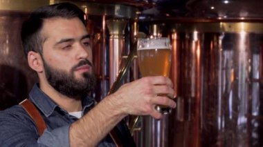Yakışıklı sakallı brewer zevk koku ve tat lezzetli zanaat bira