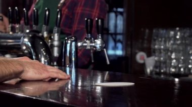 Lezzetli bira bir müşteriye hizmet veren barmen