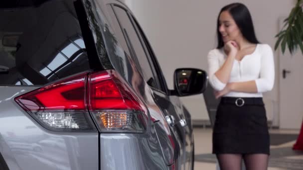 Selektivní fokus na Automobilová světla, ženská volba nové auto u dealera