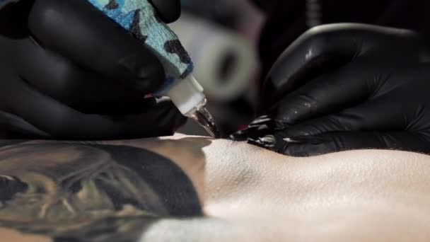 Profesionální tattooist dělat tetování hrudi svého klienta — Stock video