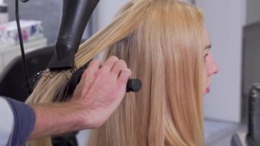 Dikiz atış bir kadının Kuaför tarafından kurutulmuş onun saç darbe alma