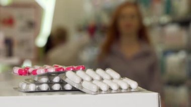 Kadın alarak blister hapları eczane, seçici odak, sayaç
