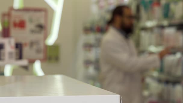 Farmacista mettendo vesciche di pillole sul bancone, lavorando nella sua farmacia — Video Stock