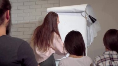 Genç işkadını flipchart üzerinde çizim iş konferans lider