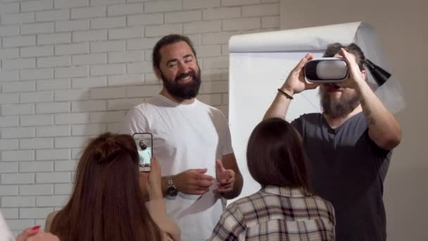 Gente de negocios usando gafas de realidad virtual durante la conferencia en la oficina — Vídeos de Stock