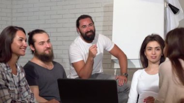 İş takım ofis toplantı sırasında alkış