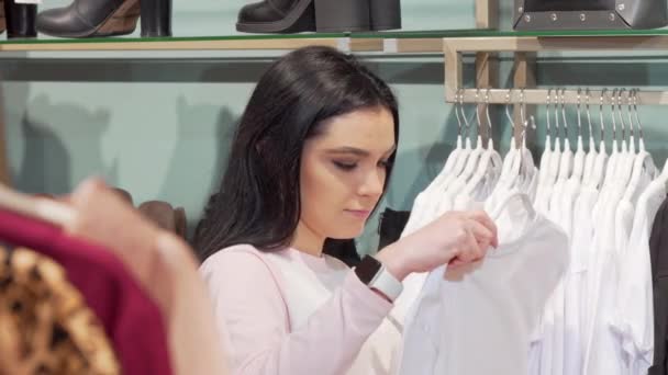 Atractiva joven mujer disfrutando de compras de ropa nueva — Vídeos de Stock