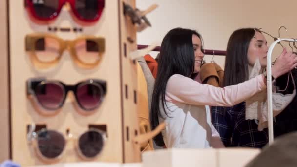 Jovens mulheres atraentes comprando lingerie juntos — Vídeo de Stock