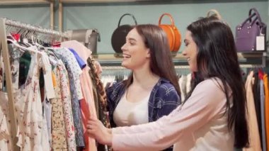 Giyim mağazasında birlikte alışveriş iki güzel genç kadın