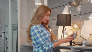 Mobilya mağazasında dairesi için aydınlatma için güzel kadın alışveriş