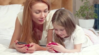 Anne akıllı telefon kullanarak kızına öğretim