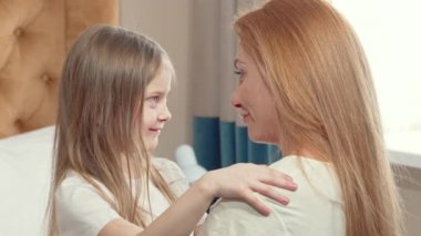 Sevimli küçük kız gözleri kapalı annesisarılma