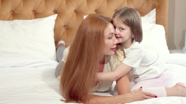 Linda niña disfrutando de descansar en casa con su madre — Vídeos de Stock