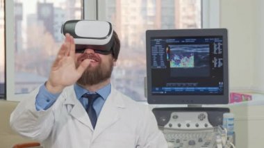 Hastanede 3d vr gözlük kullanan sakallı erkek doktor