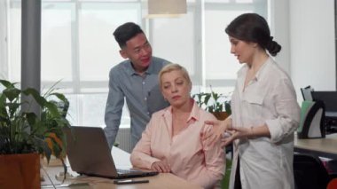 Ofiste strateji tartışmak yaratıcı iş ekibi