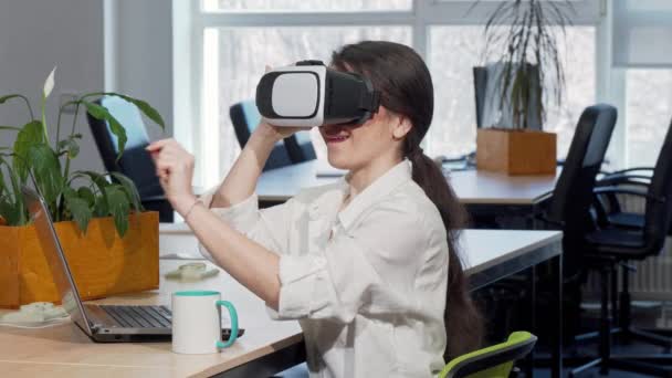 Schöne aufgeregte Geschäftsfrau lacht fröhlich, mit 3D-Virtual-Reality-Headset — Stockvideo