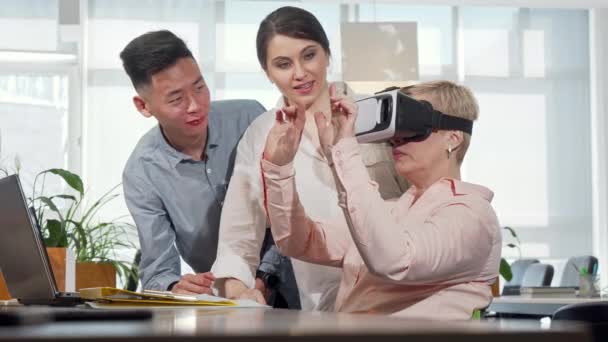 Dojrzała kobieta interesu przy użyciu gogli 3D wirtualnej rzeczywistości w pracy — Wideo stockowe