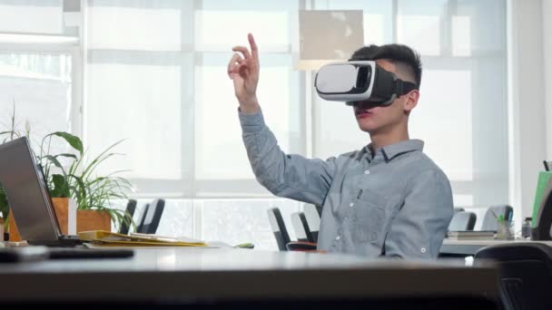 Young zakenman met behulp van 3D VR-bril op het werk — Stockvideo