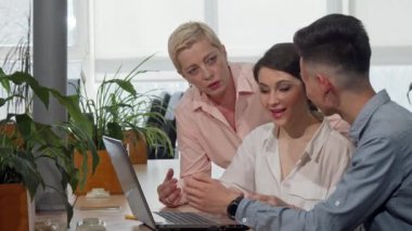 Toplantı odasında başlangıç projesini tartışan iş ekibi