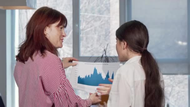 Lyckliga affärs kvinnor leende till kameran, njuter av att arbeta på kontoret — Stockvideo