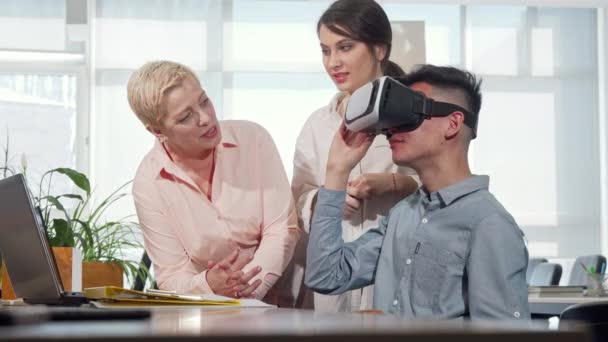 Colleagues watching young businessman using 3d vr glasses — Stock Video