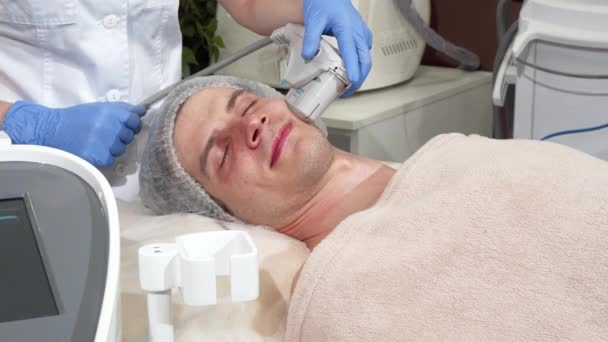 Hombre guapo recibiendo procedimiento rejuvenecedor en la clínica de cosmetología — Vídeos de Stock