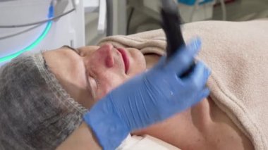 Yakışıklı adam kozmetolojist tarafından rf-lifting tedavi alıyorum
