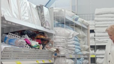 Mutlu yaşlı kadın sevinçle gülümseyen, mobilya mağazasında yürüyüş