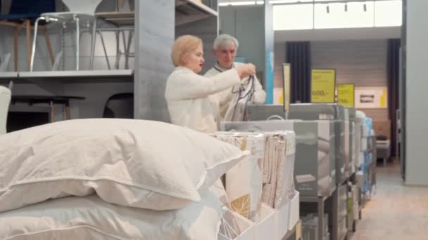 Senior para zakupy dla nowych komfortowych poduszek spać w meblach sklepu — Wideo stockowe