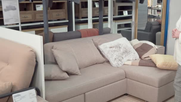 Ancianos marido y mujer probando sofá nuevo, comprando muebles — Vídeos de Stock
