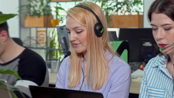 Okouzlující mladá žena se usmívá na kameru a pracuje v call centru — Stock video