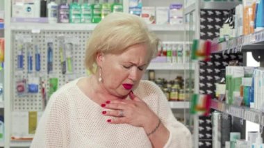 Yaşlı kadın hasta hissediyor, yerel eczanede ilaç arıyor