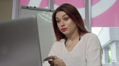 Büyüleyici kız öğrenci video onun laptop kullanarak sohbet