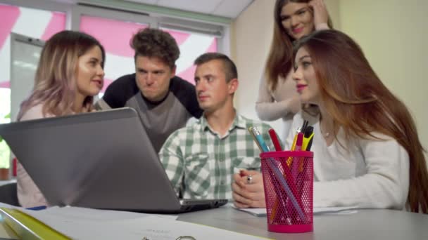 Grupo de estudiantes universitarios discutiendo la asignación, estudiando juntos — Vídeo de stock