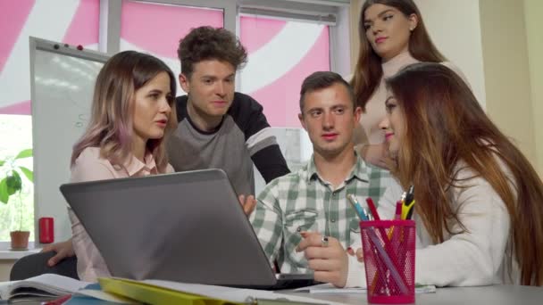 Gruppo di amici del college ridere e parlare mentre si studia insieme — Video Stock