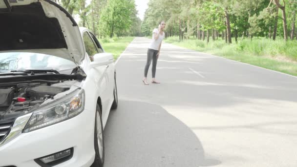 Autofahrerin ruft Abschleppdienst, nachdem ihr Auto auf Landstraße kaputt gegangen ist — Stockvideo