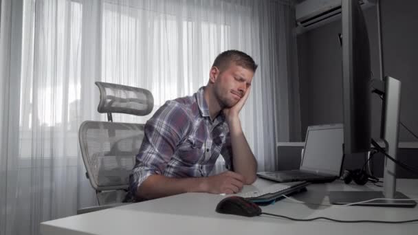 Ideges férfi szabadúszó ül előtte a számítógépek — Stock videók