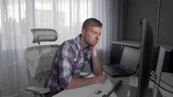 Hombre guapo que se queda dormido delante de su computadora — Vídeos de Stock