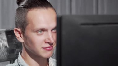 Yakışıklı genç adam video onun bilgisayar kullanarak arama