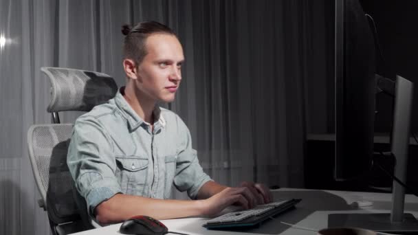 Happy man dancing in his chair in front of computer celebrating success — Stock Video