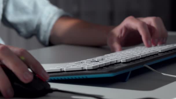 Обрезанный снимок человека, печатающего на клавиатуре — стоковое видео