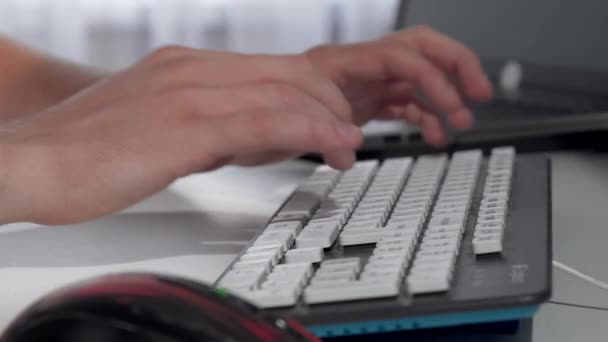 Mãos masculinas digitando no teclado do computador — Vídeo de Stock