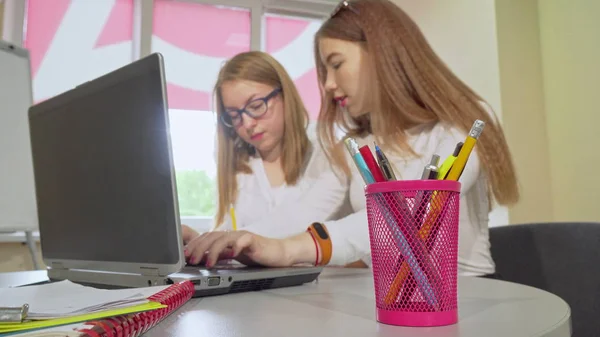 Duas alunas adolescentes estudando juntas, usando laptop — Fotografia de Stock