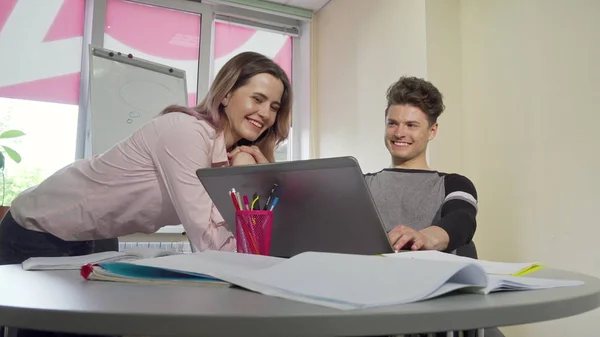 Joven pareja universitaria disfrutando estudiando juntos — Foto de Stock