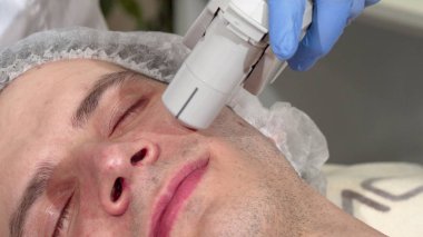Adam güzellik kliniğinde ultrason cilt tedavisi alıyorum