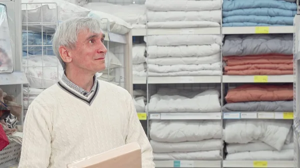 Senior man shopping för sovrummet textil på inredningsbutik — Stockfoto