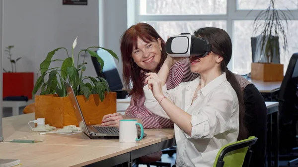 직장에서 3D VR 안경을 시도하는 두 명의 여성 비즈니스 동료 — 스톡 사진