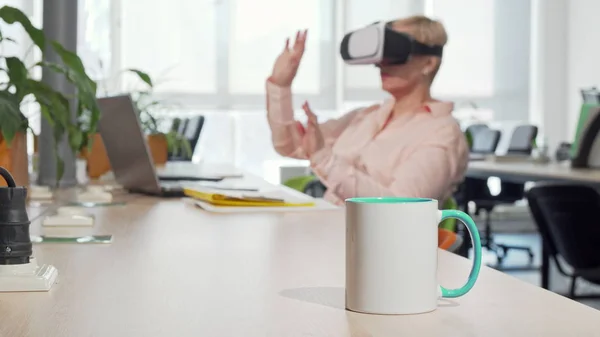 사무실에서 3D 가상 현실 고글을 사용하는 여성 기업가 — 스톡 사진